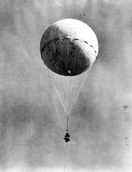 1945年1月にカリフォルニア上空で米軍が撮影した風船爆弾